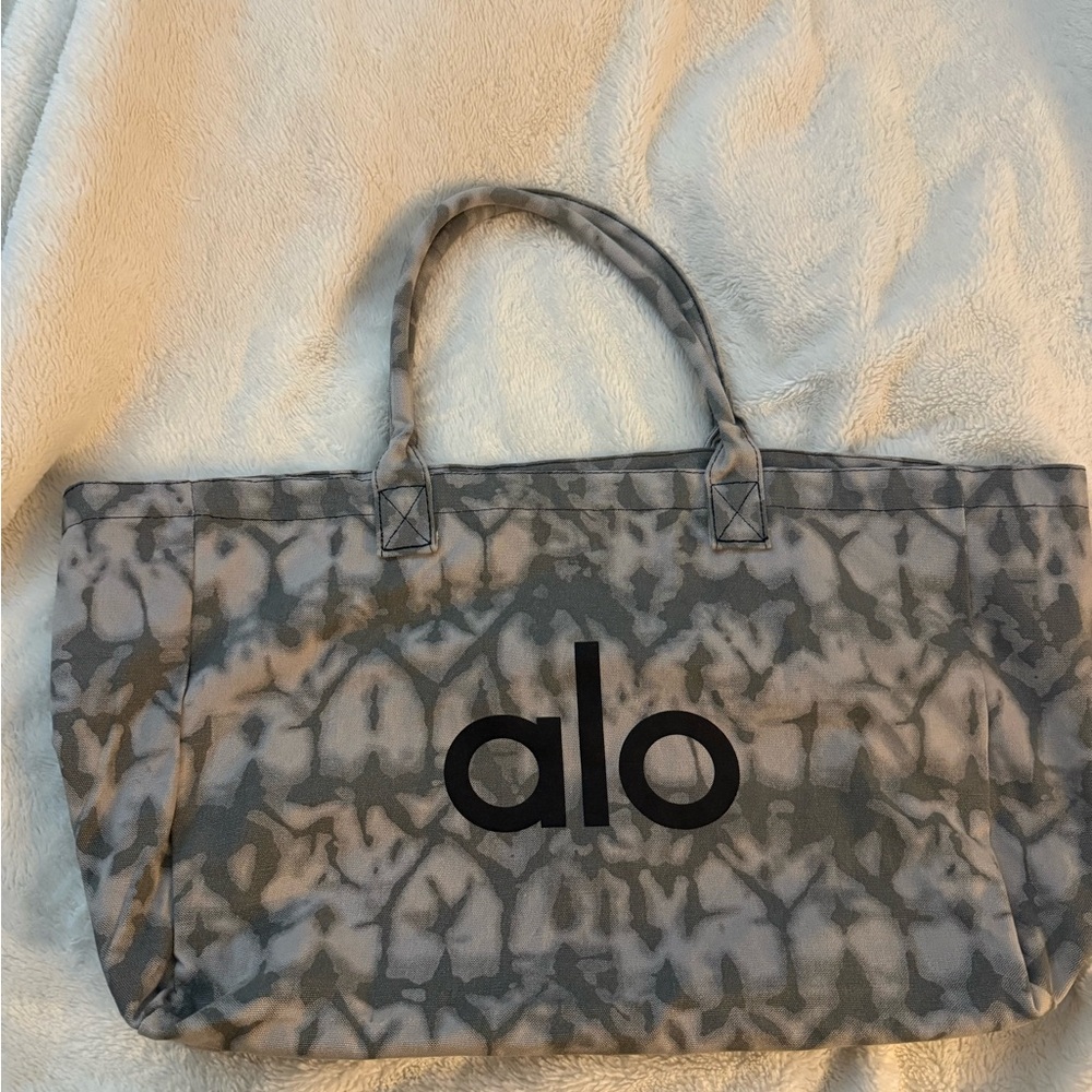ALO Yoga Gray and White Patterned Tote with Black Logo - Picture 3 of 6